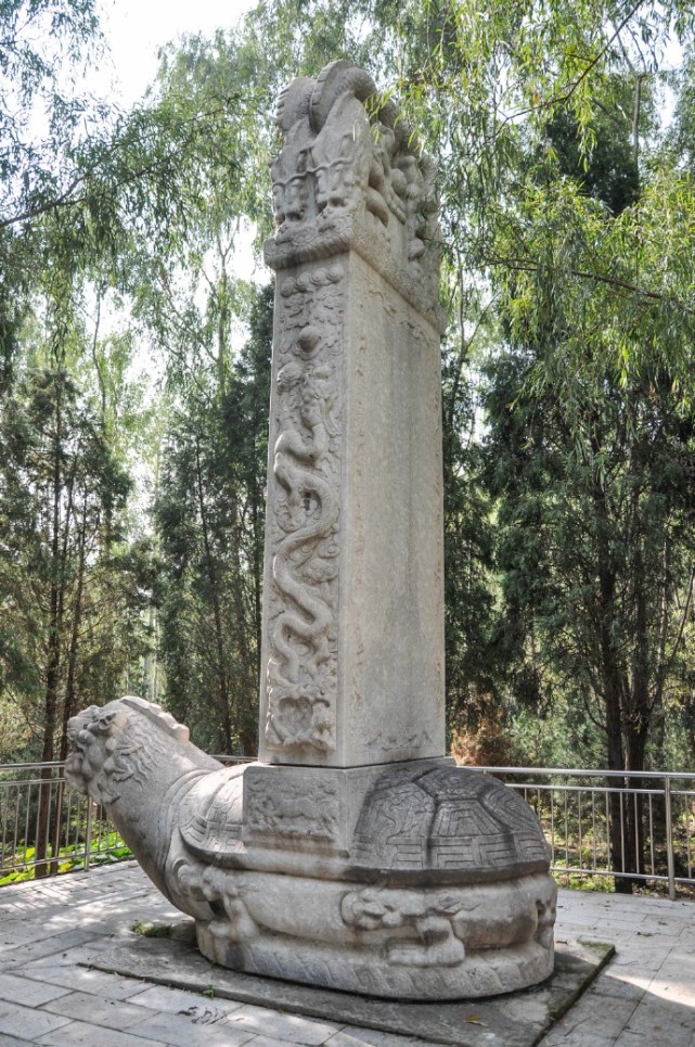 庄亲王舒尔哈齐死后,努尔哈赤开始逐渐让长子褚英带兵并主持一部分