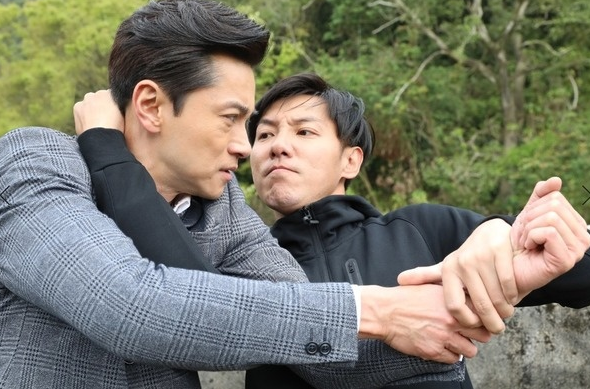 最终,张颖康还和黄浩然(亲哥哥)为了张曦雯打了起来,张颖康不幸坠落