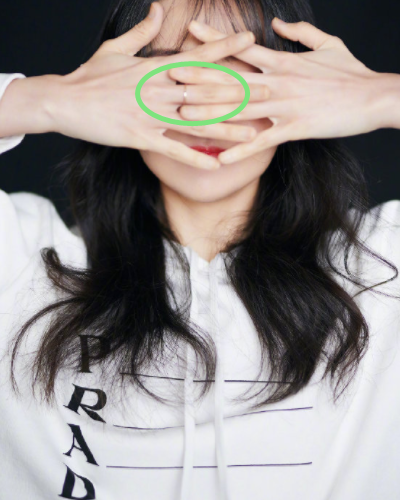 郑爽颜值回春,与蔡徐坤穿同款衣服,手上戒指意外成亮点,我酸了