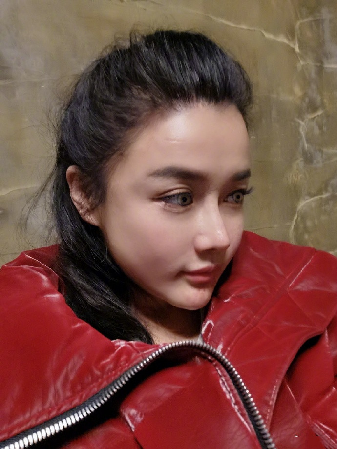 冉莹颖晒自拍肌肤嫩如婴儿,修图太狠变洋娃娃,差点认不出