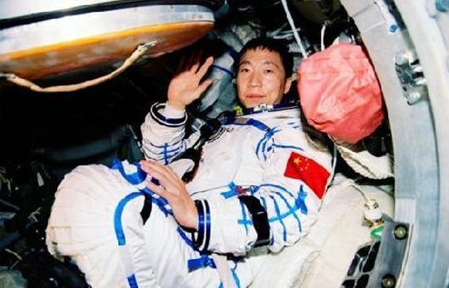 杨利伟|杨利伟进入太空后听到“敲窗”声，16年后真相揭开，为他捏把冷汗