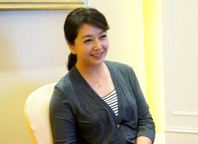 52岁江珊嫁给小15岁男人,比前任靳东还帅,幸福生活让人羡慕啊