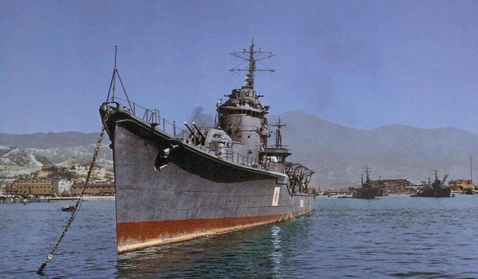 1945年9月残留在日本港口内的"宵月"号防空驱逐舰,它是"秋月"级第第