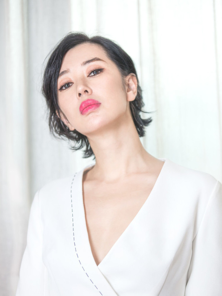 余男气质太a了,深v上衣配裙裤潇洒有型,芭比粉唇美艳动人