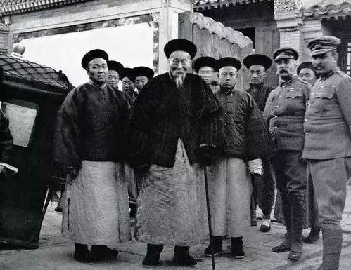 李鸿章最终的结局坟墓被挖尸体被拴在拖拉机后游街尸骨无存