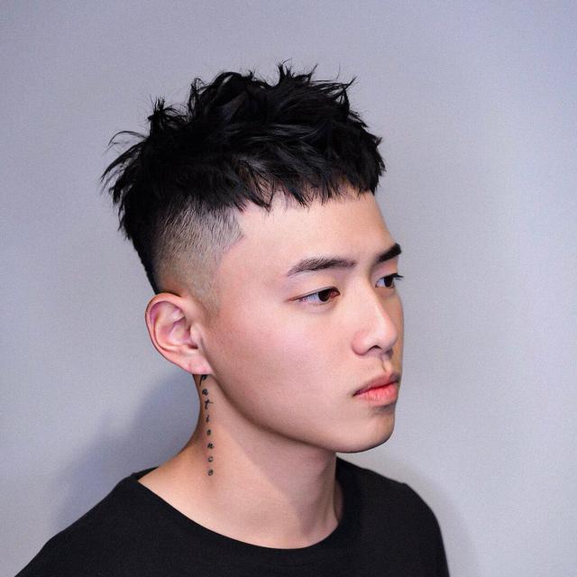 像这样一款类似寸头发型的短烫发,先把两边用推子剃得干干净净,不留