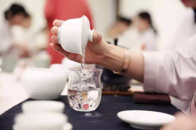 新手在倒茶的时候容易被烫手 茶叶店老板教你一招 从容泡茶 腾讯新闻