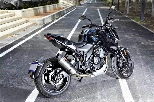 mt-x500又名赤毒天蝎,是摩瑞旗下的一款500cc双缸街车,仿生学设计的