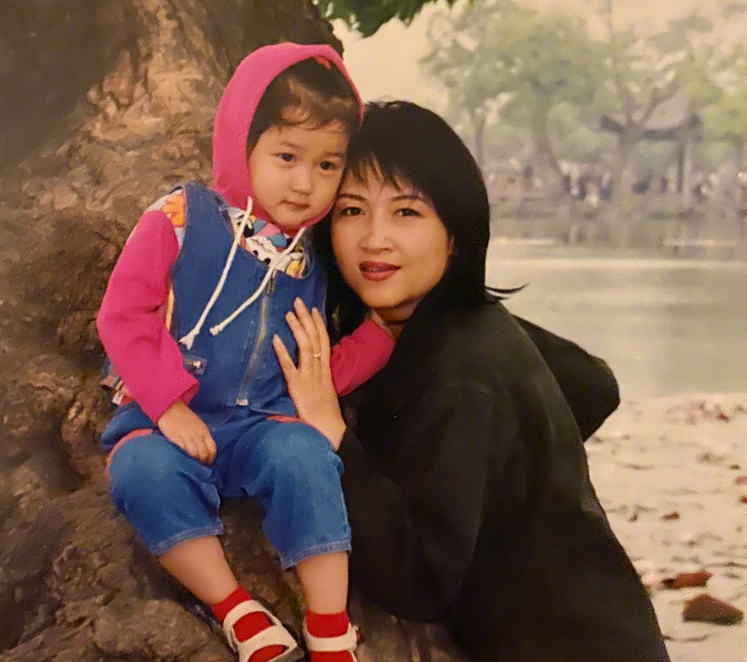 关晓彤晒妈妈年轻时照片,颜值高到不输女明星,难怪女儿这么美!