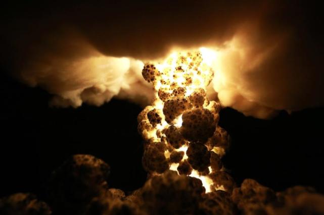 10亿吨原子弹扔进地心地球会被炸毁吗再乘以10也不可能