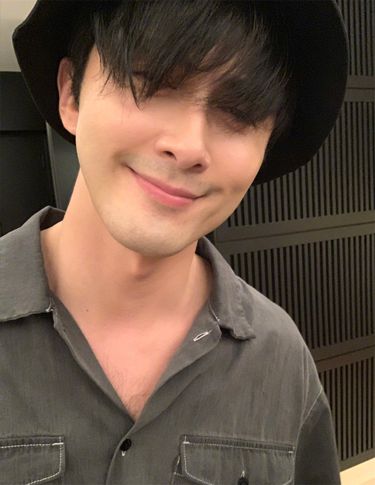 优雅绅士高伟光,休闲装穿出男人味,换下古装依旧迷人