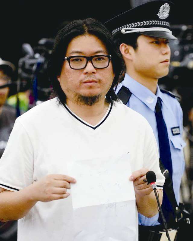 高晓松微博回应国籍问题,其实我们应该叫一声高晓松同志!