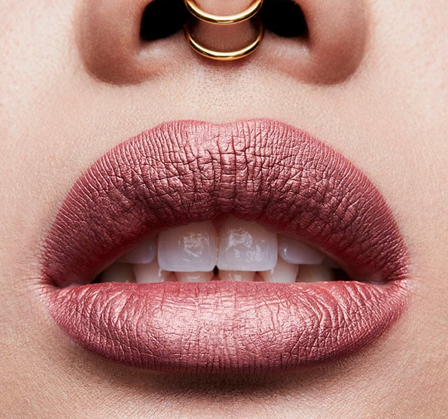 泰式的妆容,即使是全唇妆, 也要画得稍微外扩一些.