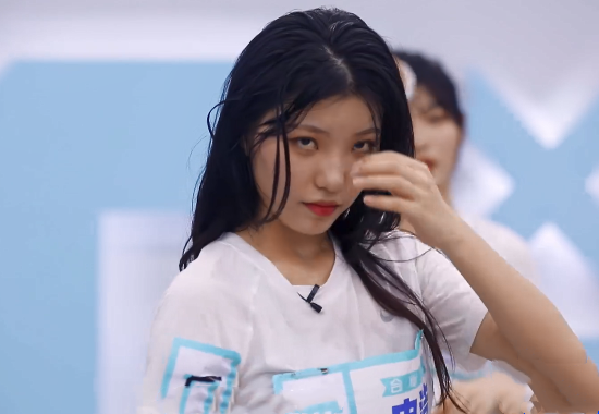 《青你2》舞台滤镜有多厚?看到脱妆的申洁,难怪被叫魑魅魍魉