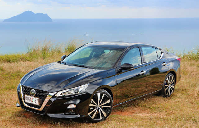 新一代日产天籁曝光!颜值大增比雅阁帅气,2.0t动力成最大亮点!