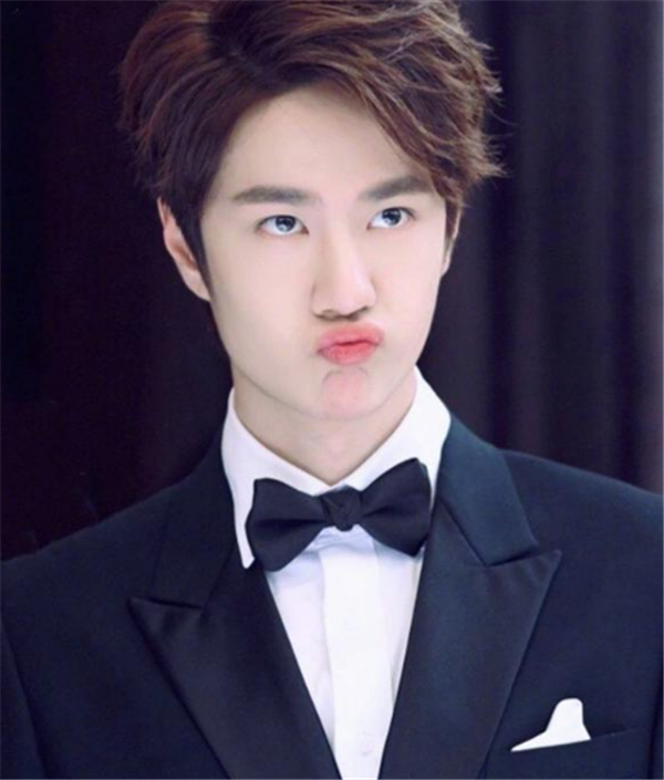 有种可爱叫"爱豆嘟嘴杀",王一博变奶精,看到千玺:高冷碎一地