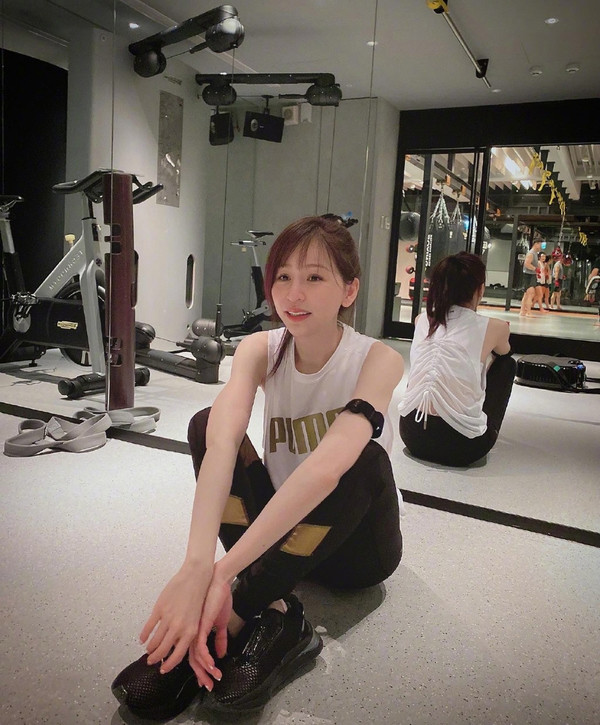 王心凌近照,穿背心出镜身材苗条皮肤好,37岁还是曾经的甜心教主