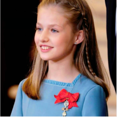 小卷毛时期的莱昂诺尔公主萌翻了!乖乖吃零食,撒娇要爸爸抱抱