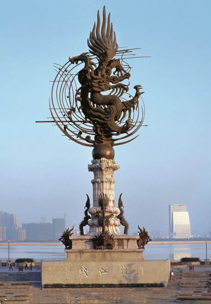 韩美林城市雕塑作品《钱江龙》▲韩美林城市雕塑作品《百鸟朝凤》