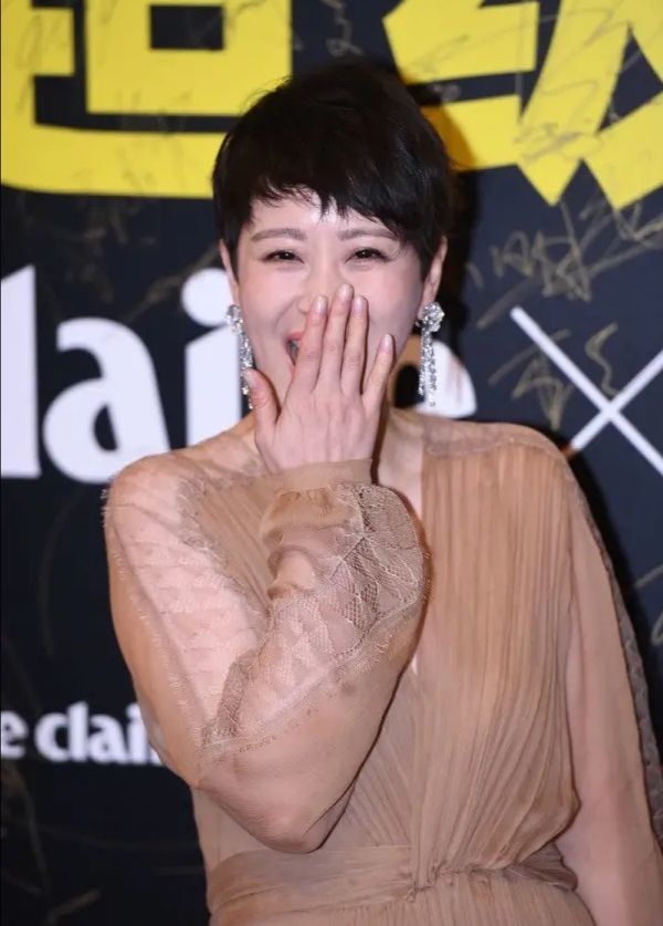 海清中年发福明显,怼脸拍鱼尾纹都没遮,不觉得老反而真实!