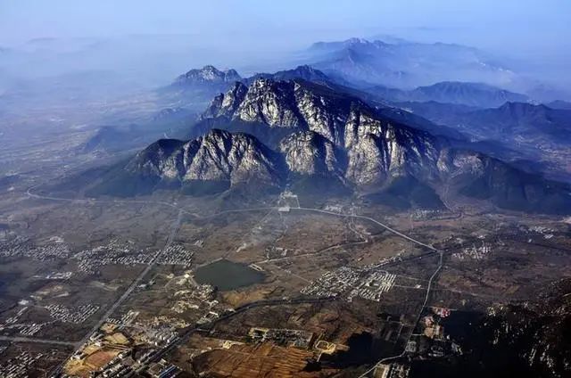 嵩山总面积约为450平方公里,由太室山与少室山组成,共72峰,海拔最低为