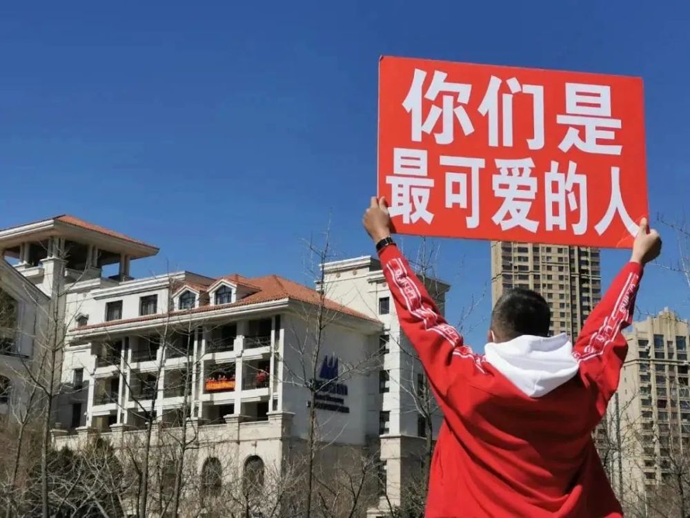 欢迎远征战士凯旋挥舞国旗,手举横幅营口市民自发走上街头迎接"白衣天
