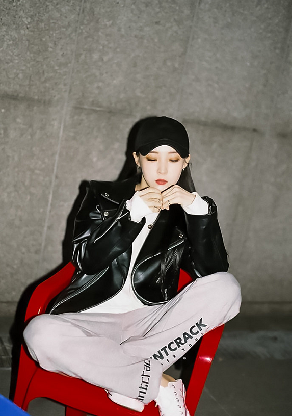 文星伊穿黑色短款皮衣春天这样搭配又盐又甜酷帅十足