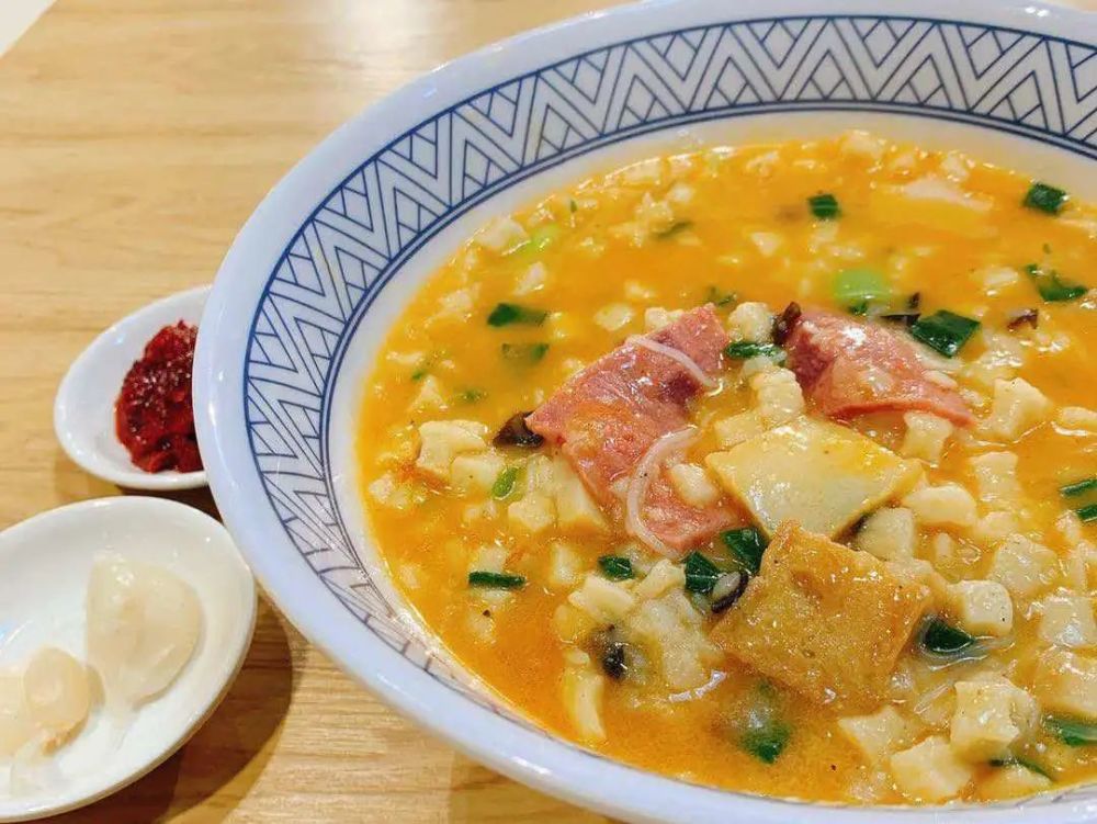 煮馍颇有夏日火烧云的意味红色油汁从中心四散开来豆干,肉末错落其间