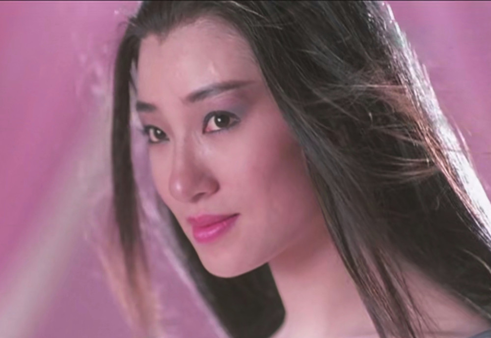 鬼后王小凤坎坷的一生:22岁封后,情场屡遇渣男险自尽