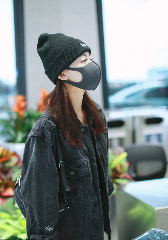 吴谨言一身深色牛仔套装走机场对镜头比v俏皮又可爱