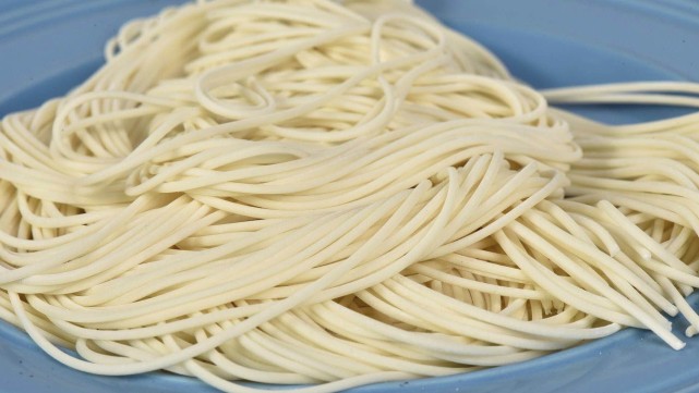 市场买的鲜面条,回家煮后几乎是透明的了,很像粉带,是什么原因