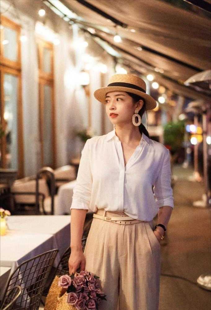 女神博主春季基础款穿搭白衬衫配卡其色阔腿裤高级时髦