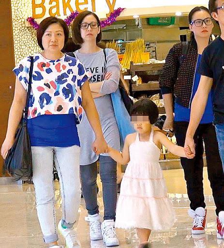 霍汶希有一个双胞胎妹妹霍宝玲,霍宝玲一直把honey视为己出,去年