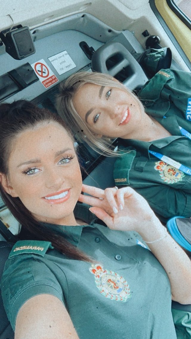 英国女护士化妆自拍 网友大骂:"新冠死亡率上升都是因为你.