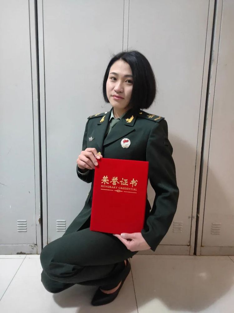 话务女兵李慧:迷彩青春短发见证!_腾讯新闻