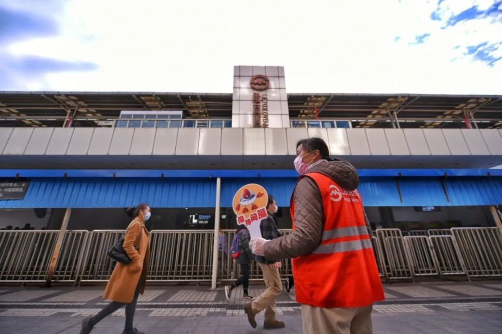 好消息殷高西路站自3月27日起工作日早高峰增设无包通道