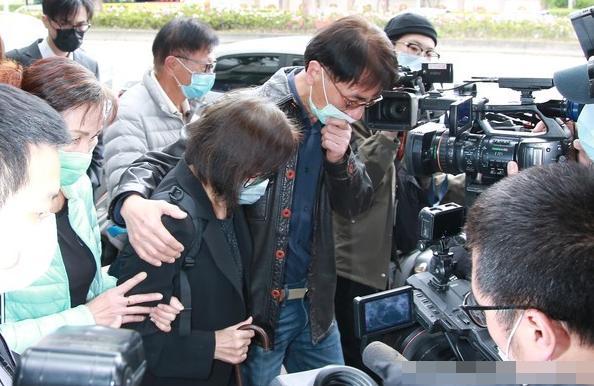刘真灵堂开放最后一天,父母憔悴现身相互搀扶,辛龙也提前抵达守护爱妻