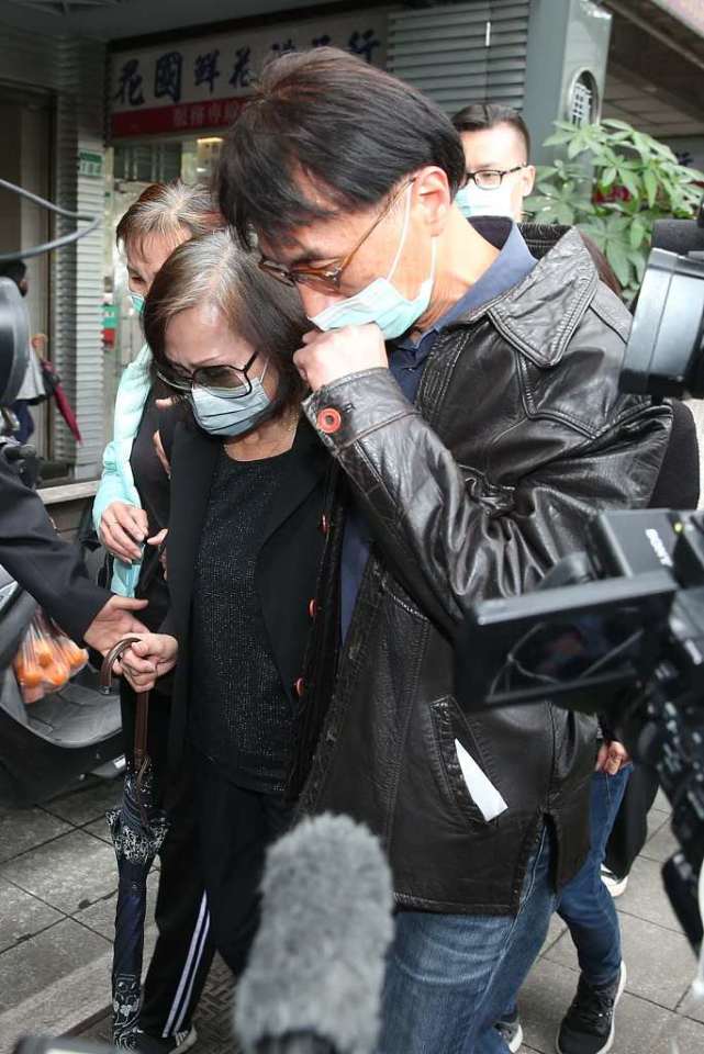 刘真灵堂开放第五天 辛龙神情悲伤,刘母低头哀泣获搀扶