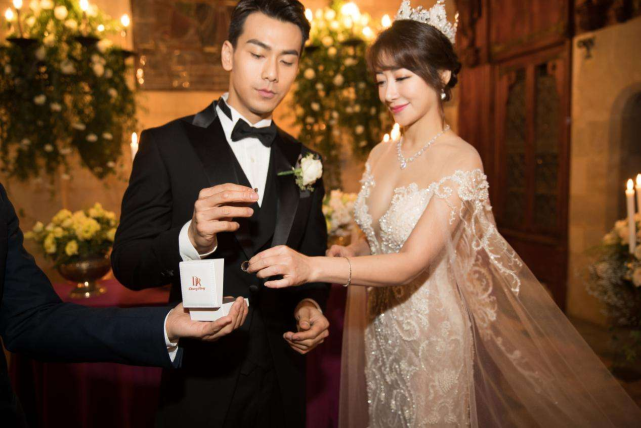 《小娘惹》中的帅气演员,娶大9岁美女,如今36岁婚姻很幸福