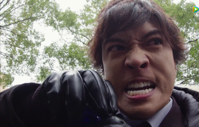 登场了,果然骑士亡的芯片是在不破的脑中,而哉亚社长也是通过连接器