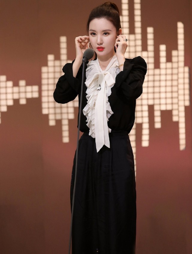 饰了泼辣时尚的现代少女高岚和知书达理的古代少女小月(虞姬)两个角色