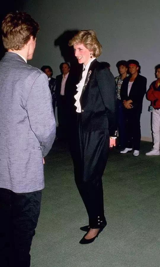 戴安娜穿男装英气逼人,为回击查尔斯,穿"复仇之裙"大胆秀身材