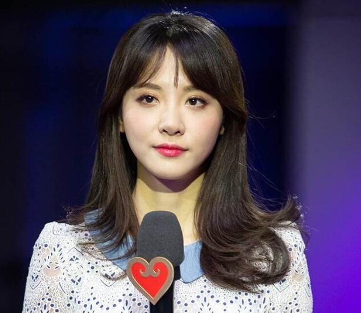 lck美女主持金玟我宣布辞职现场哭得梨花带雨粉丝很心疼