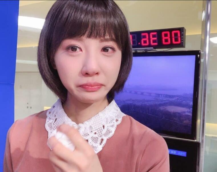 lck美女主持金玟我宣布辞职,现场哭得梨花带雨,粉丝很心疼_腾讯新闻