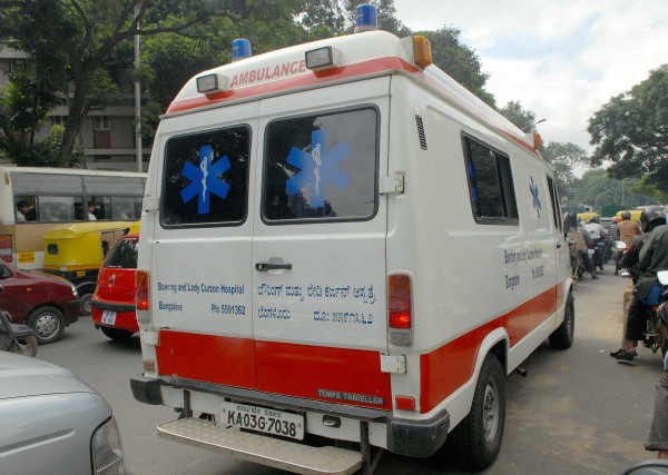 印度女子去世救护车太贵,家属扛着尸体走2小时到火化场