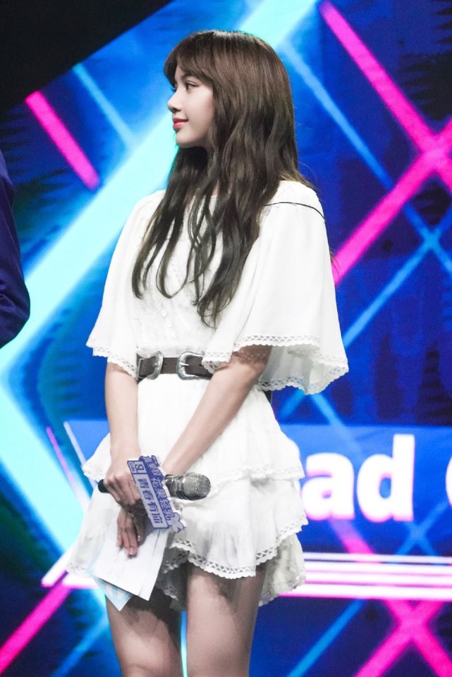 lisa气质真是多变,换上白色不规则套装短裙,配卷发清纯十足