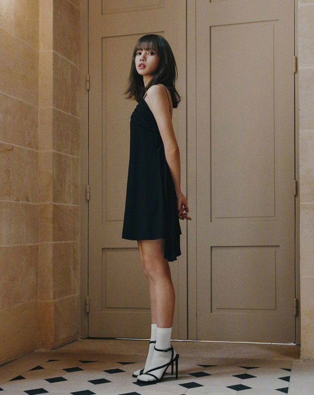 lisa气质真是多变,换上白色不规则套装短裙,配卷发清纯十足