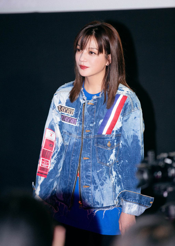 看到赵薇身穿蓝色的小西装,下搭黑色的短裤,清爽干练的同时和蛮显身材