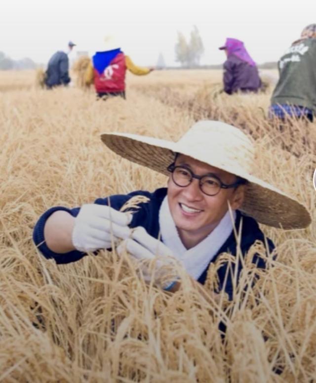 周杰虽然淡出了公众视野,不过他的事业发展的很好,拥有了自己的农场和