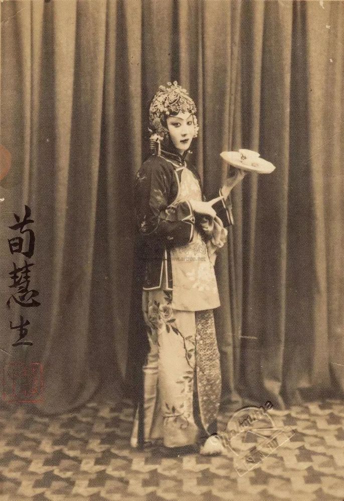 陈永玲先生的邹氏演得好,因为他的春情弥漫在舞台之上,却并不粗俗,他